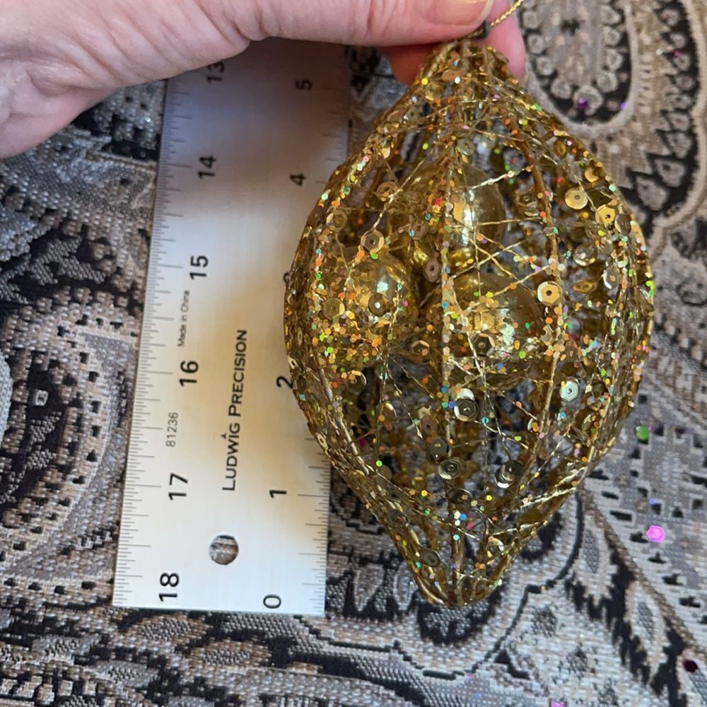 FOUR ORNAMENTS inside one! - Picture 4 of 4